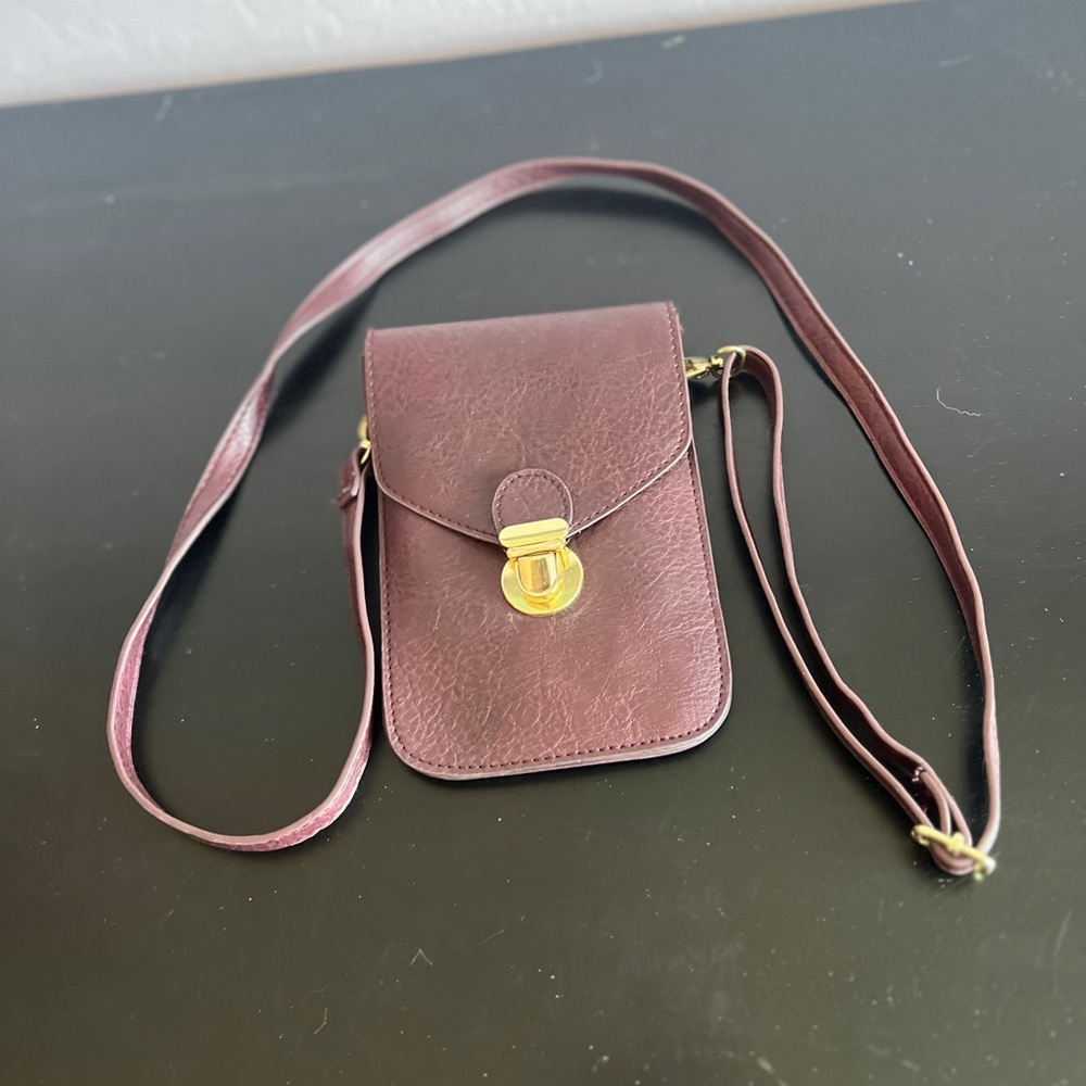 Crossbody wallet/purse with phone pocket. $5